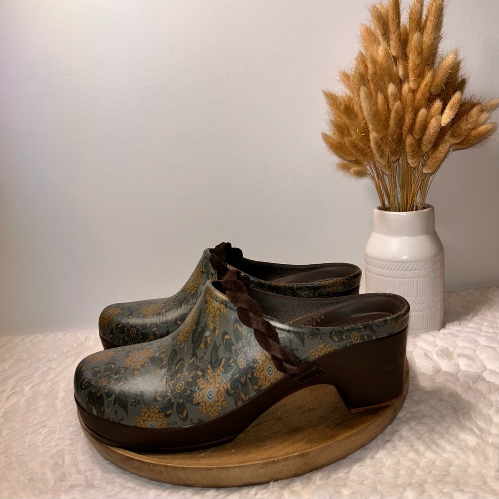 Crocs Sarah Crosslite Dual Comfort Clog Mules.Dark Green/Brown Boho Floral. Sz 9
